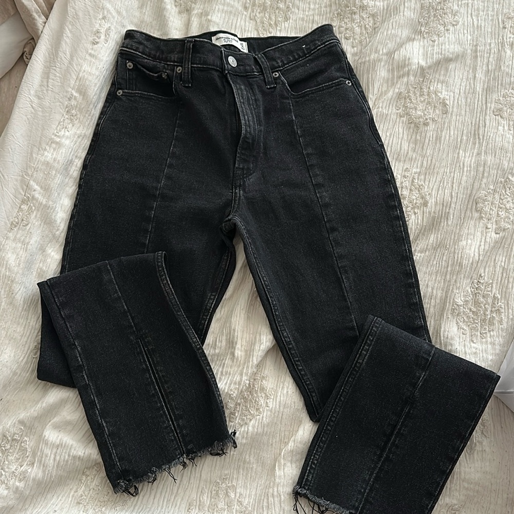 Abercrombie skinny high rise split hem jeans. Size 4s so shorter inseam